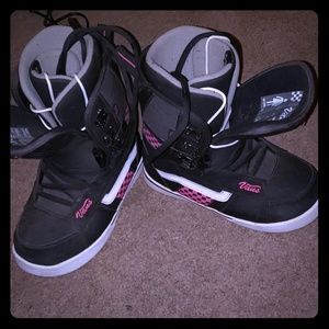Womens size 8 Van's Mantra trifit snowboard boots